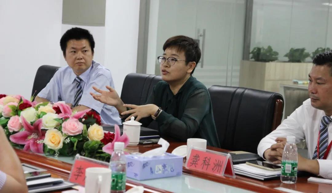 中亚集团常务副总裁、中亚电子城集团总经理夏萍讲话
