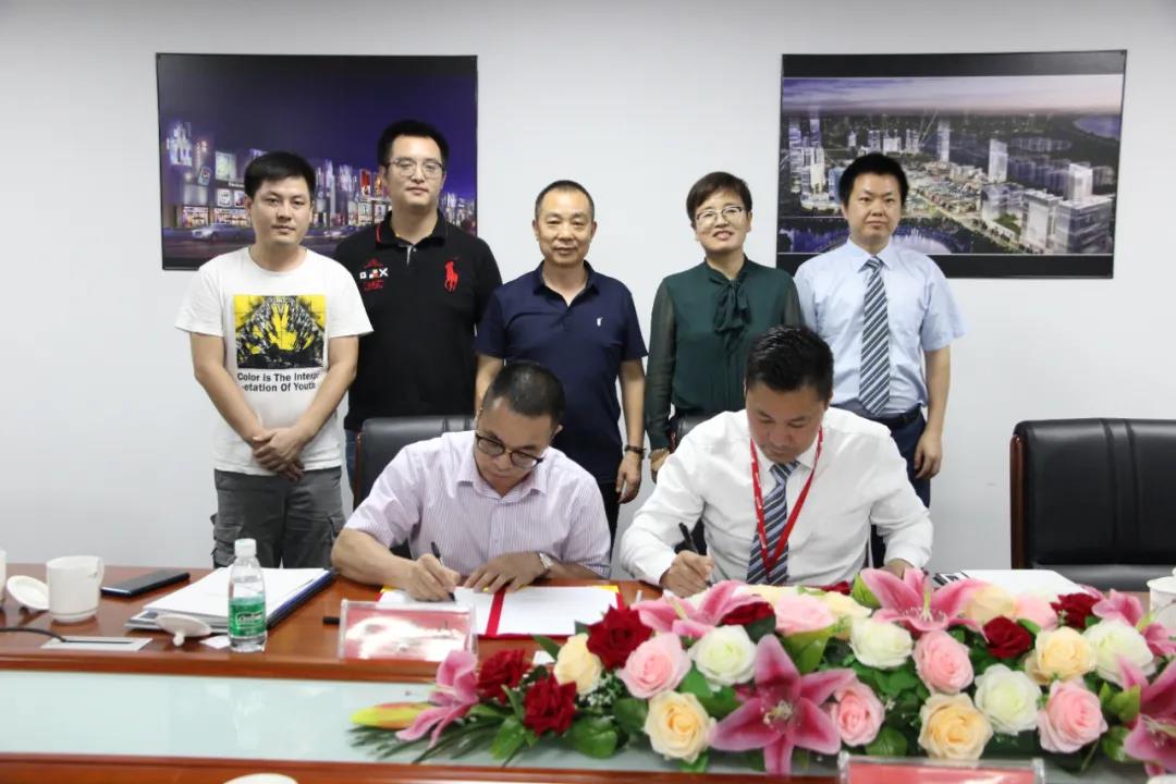 华领智谷城市发展有限公司总经理李鹏生（左）与中亚电子城集团副总经理龚科洲（右）进行签约