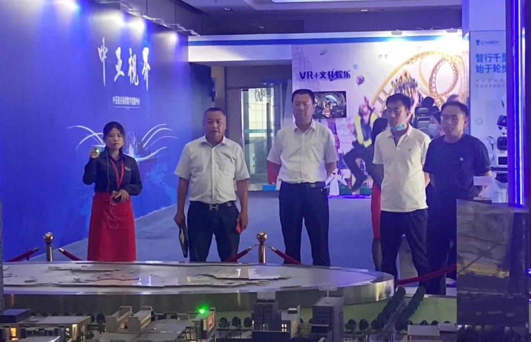 领导们参观中亚项目沙盘