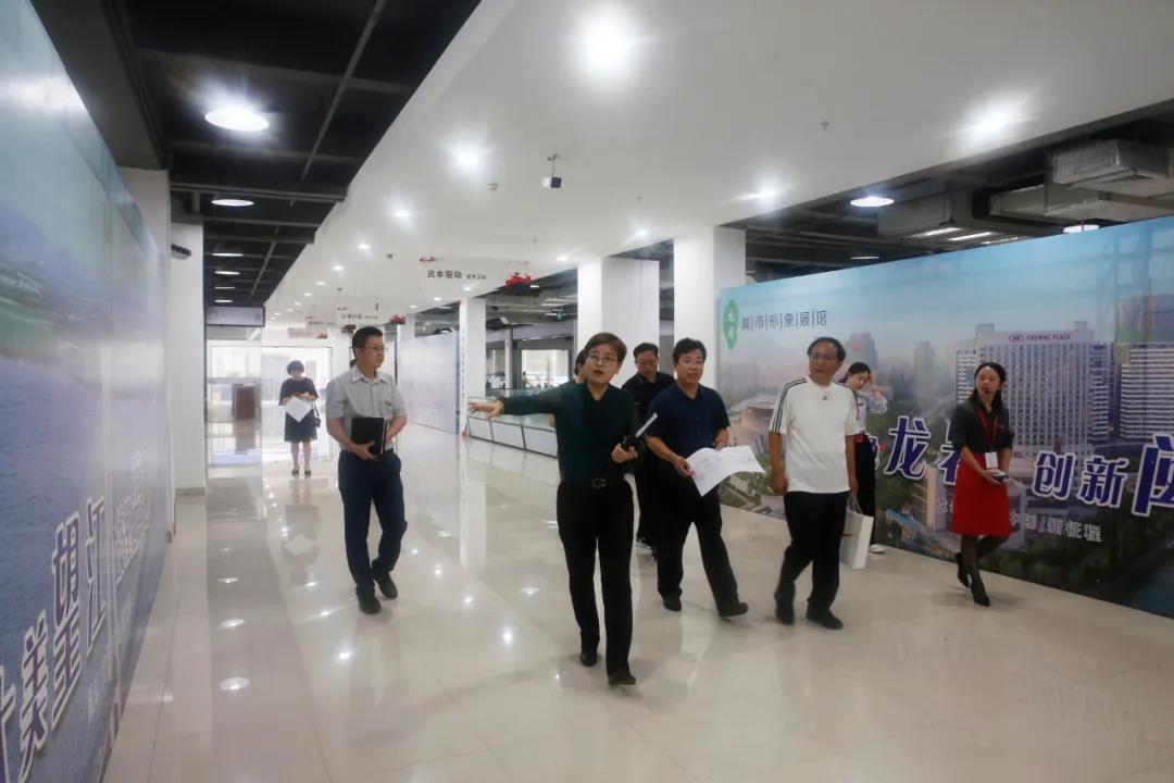 领导们参观中亚硅谷城市形象展馆