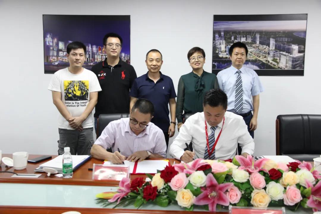华领智谷城市发展有限公司总经理李鹏生(左)与中亚电子城集团副总经理龚科洲(右)进行签约
