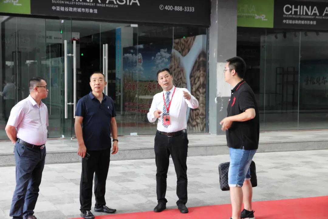 嘉宾们参观中亚硅谷城市形象展馆