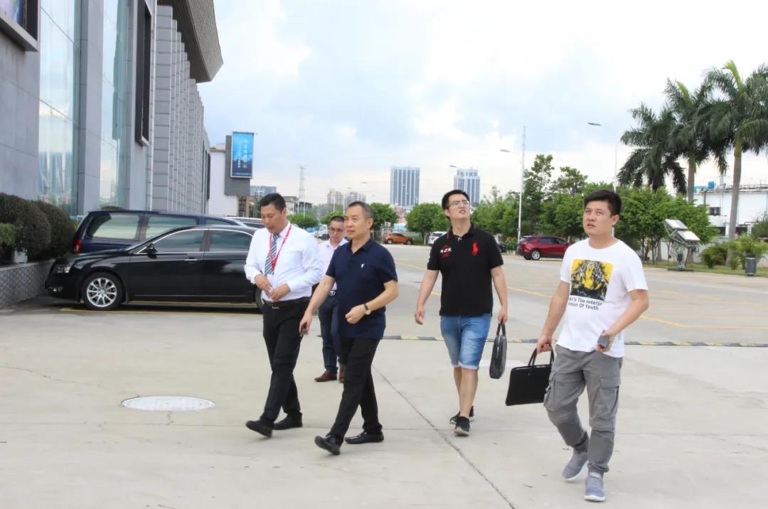 嘉宾们参观中亚硅谷产业基地
