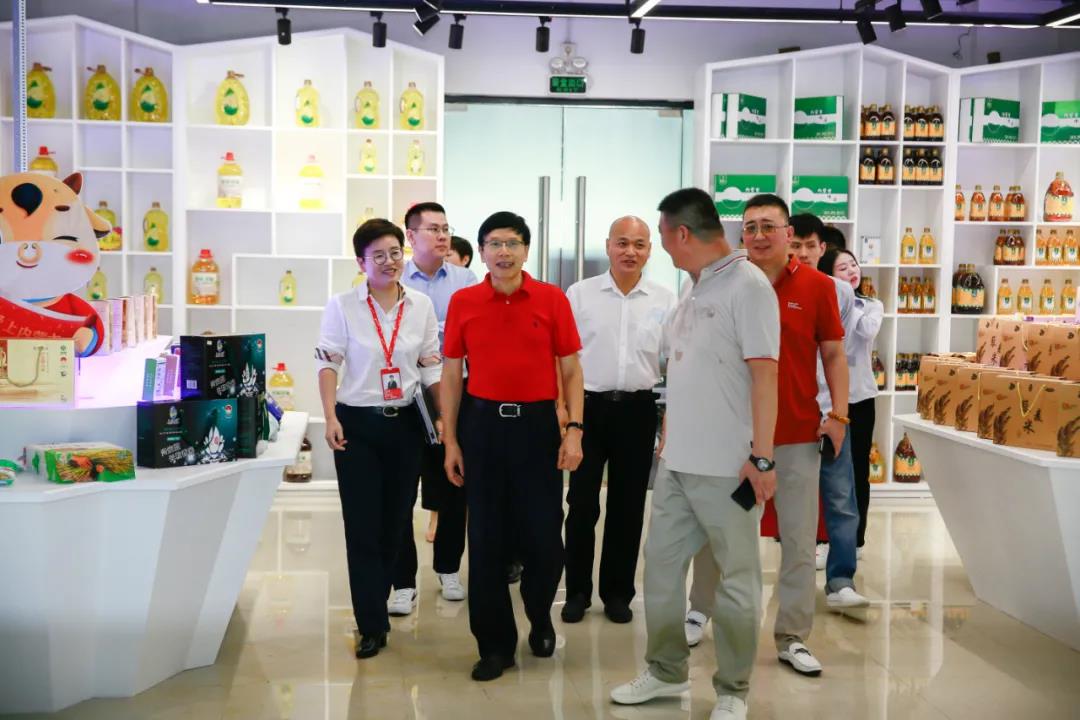 深化合作,共谋发展丨中集产城发展集团领导一行莅临中亚硅谷产业基地参观考察(图3) 深化合作,共谋发展丨中集产城发展集团领导一行莅临中亚硅谷产业基地参观考察(图3)
