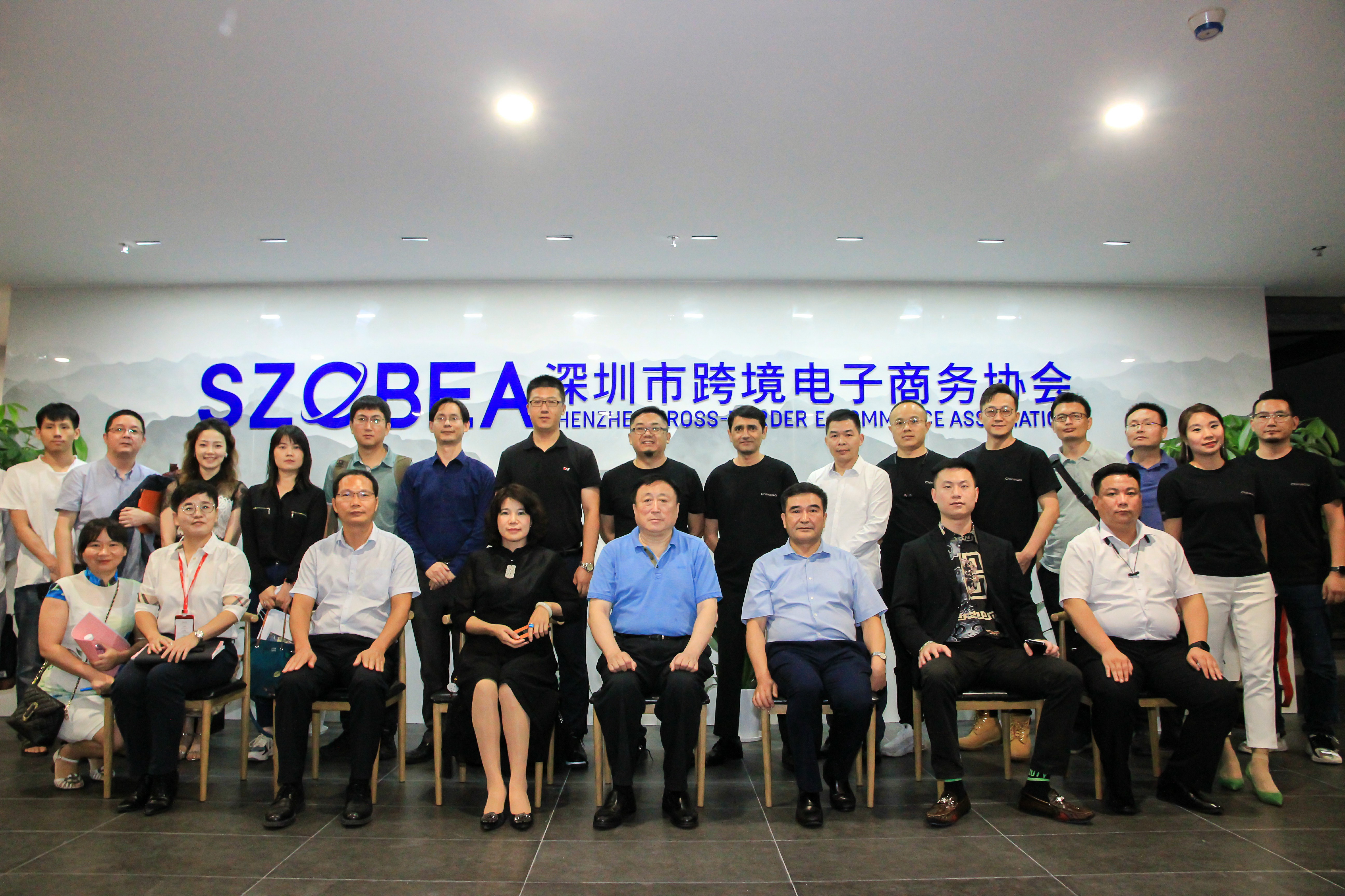 干实事,敢创新丨中国国际经济交流中心领导一行莅临中亚跨境电商产业基地考察调研(图1) 干实事,敢创新丨中国国际经济交流中心领导一行莅临中亚跨境电商产业基地考察调研(图1)