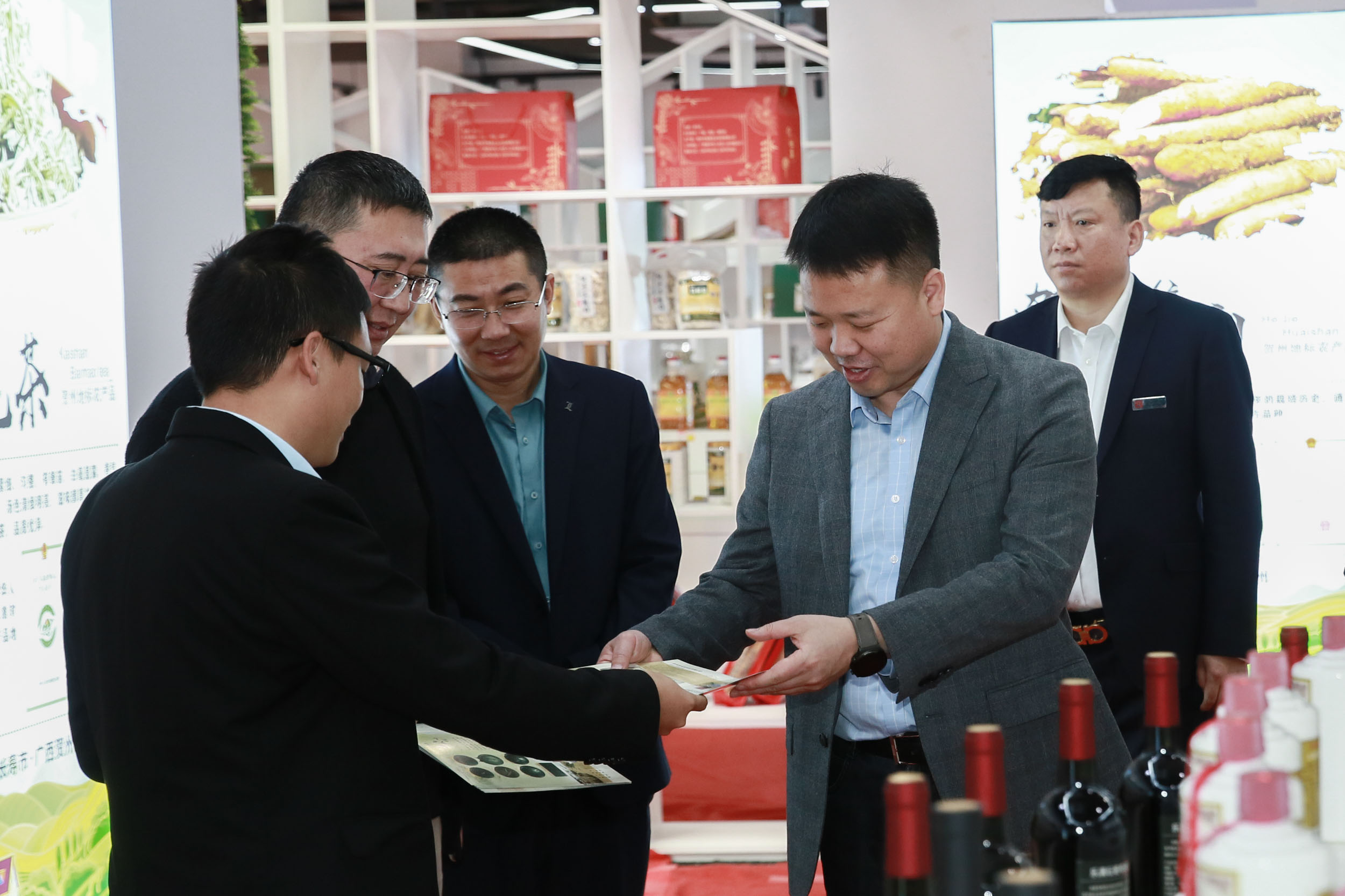 新疆维吾尔自治区博乐市领导莅临中亚参观考察(图4) 新疆维吾尔自治区博乐市领导莅临中亚参观考察(图4)